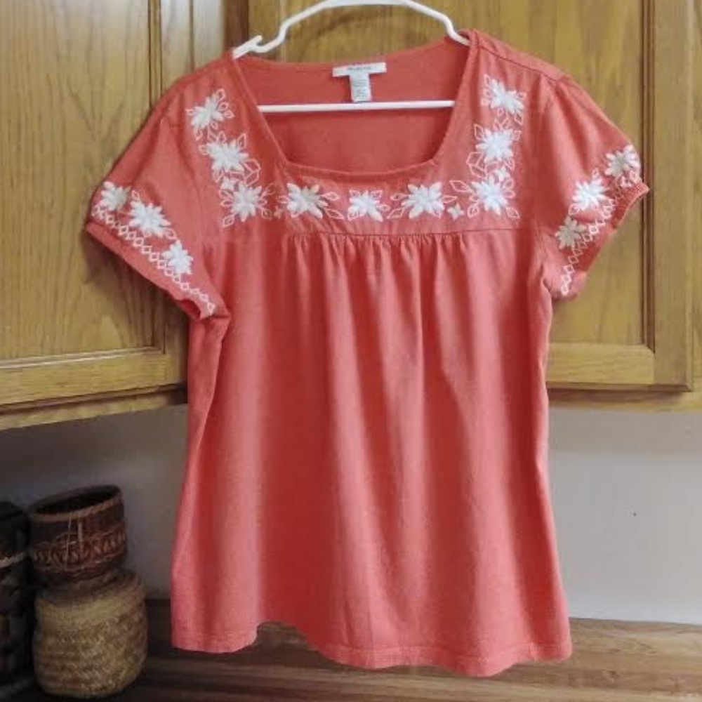 Comfortable top with embroidery